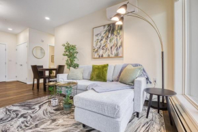 Lush Vibe w/Downtown Views, Large Patio & King Bed